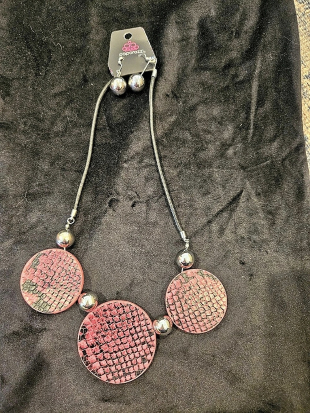 Paparazzi    Geometric Pendant Necklace Set in Pink & Black Like New
